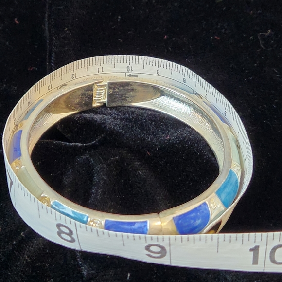 Enamled Metal two-tone bangle bracelet with hidden spring clasp. - Picture 5 of 5